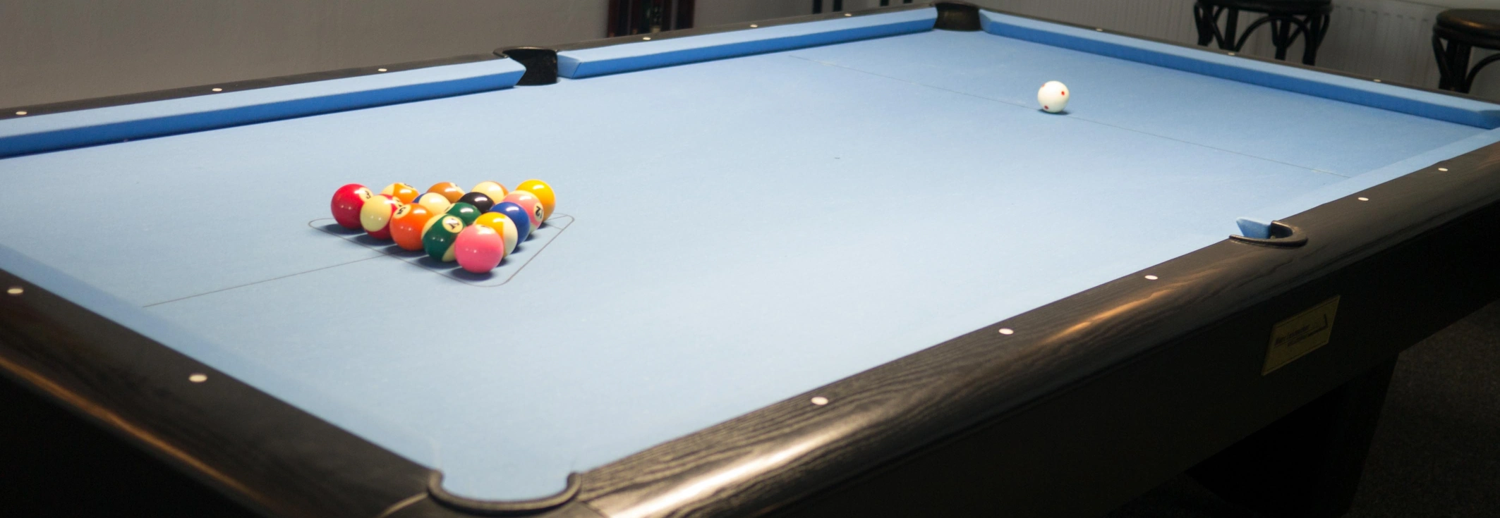 blauer Pool-Tisch mit aufgebauten Kugeln
